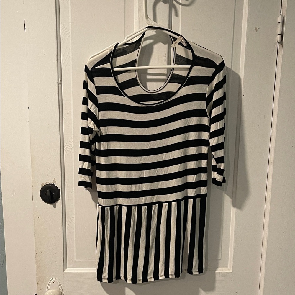 Elegant Black and White Striped Long Sleeve Top